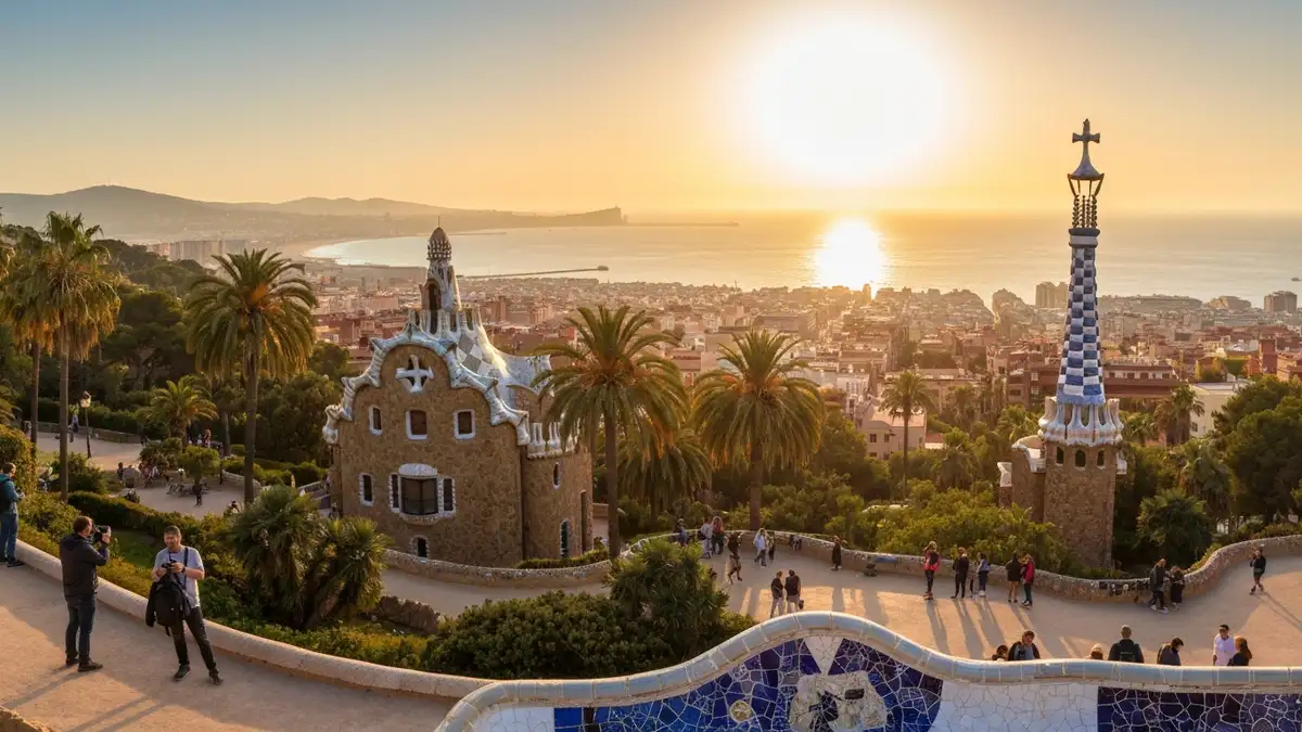 Widok na Park Güell w Barcelonie z kolorowych mozaik i palmami o zachodzie słońca