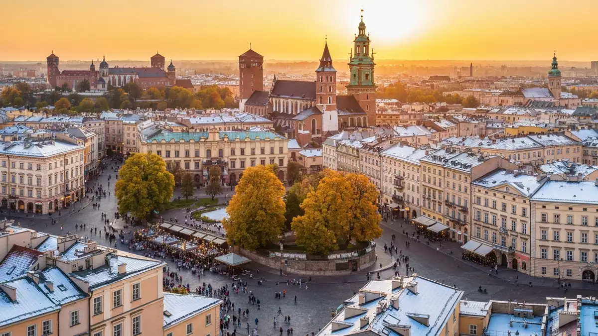 Panorama Krakowa w różnych porach roku - wiosna, lato, jesień, zima z widokiem na Wawel i Rynek Główny