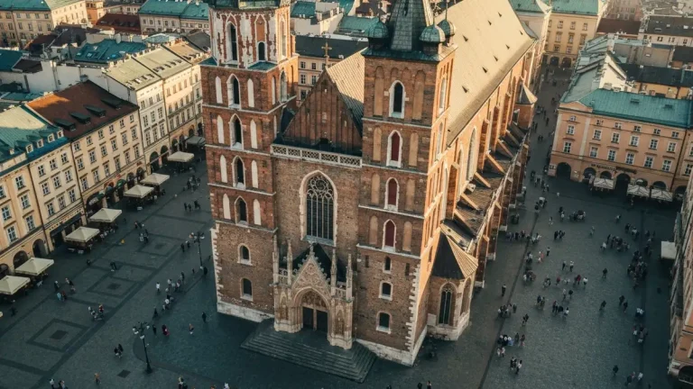 Kościół Mariacki na Rynku Głównym w Krakowie z dwiema wieżami i widokiem na fasadę