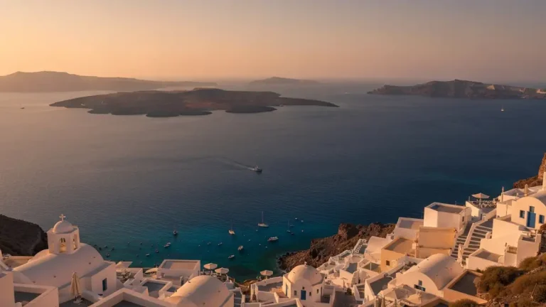 Panorama greckich wysp z widokiem na białe domy Santorini, niebieskie morze Egejskie i zabudowania w Mykonos