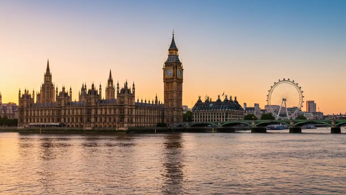 Widok na Big Ben i Pałac Westminsterski nad Tamizą w Londynie