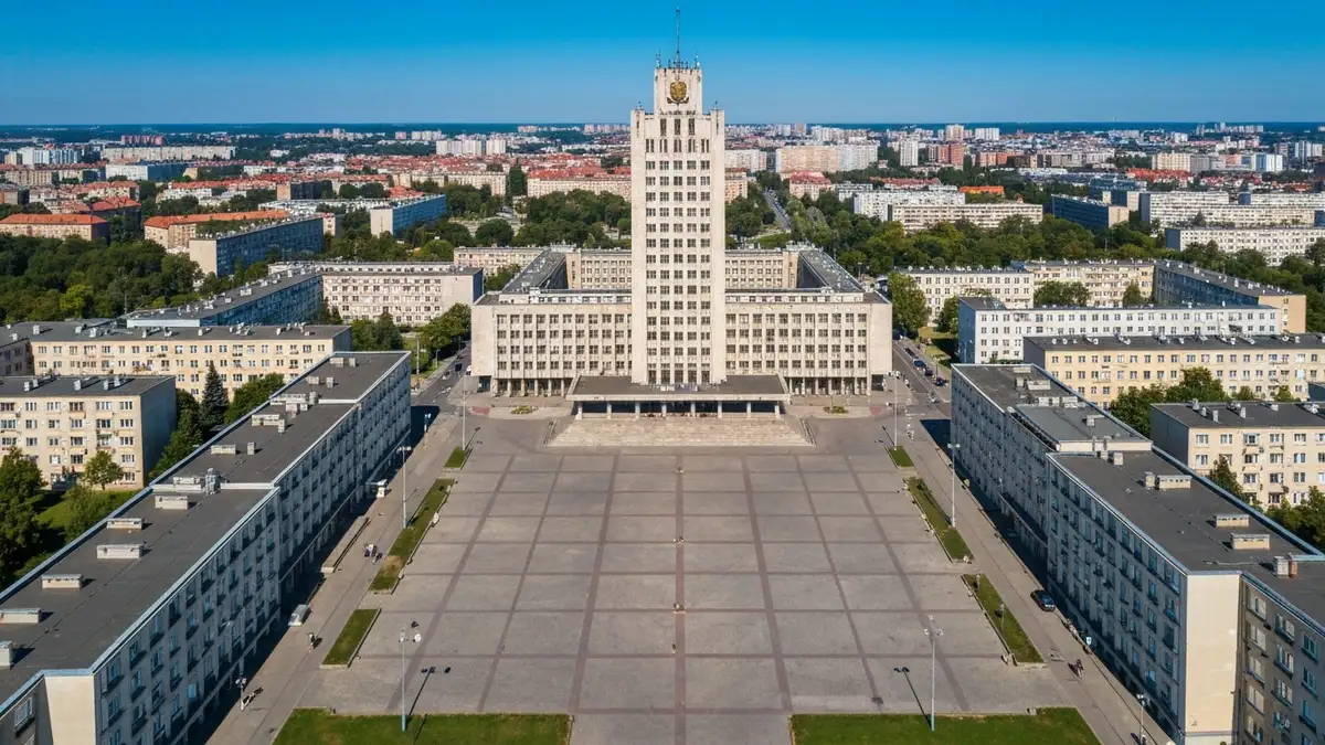 Plac Centralny w Nowej Hucie z monumentalnym budynkiem Domu Handlowego PKO i otaczającymi go budynkami socrealistycznej architektury