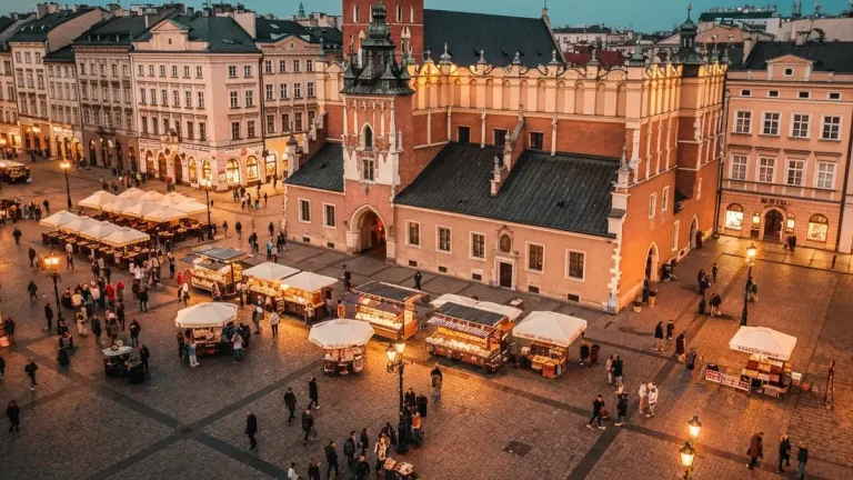 Plac Nowy w Krakowie - widok z góry na okrąglak i ludzi pod sklepami z zapieankami