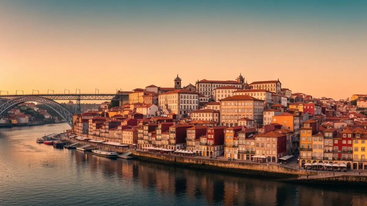 Widok na Stare Miasto Porto (Ribeira) z przęślami i architekturą tradycyjną