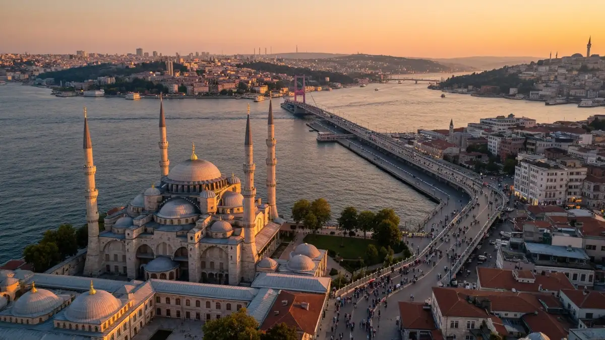 Widok na Błękitny Meczet i Hagia Sofia w Stambule o zmierzchu, turyści na moście Galata
