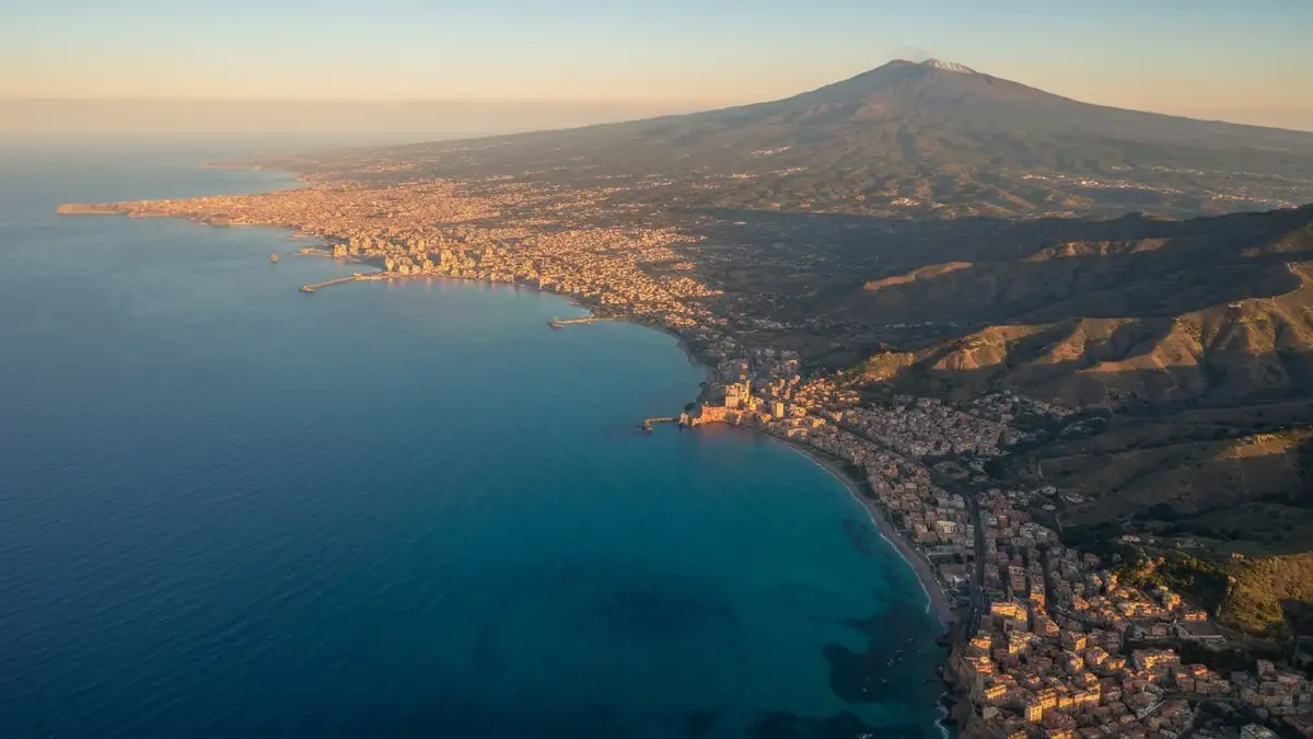 Widok z lotu ptaka na wybrzeże Sycylii z błękitnym Morzem Śródziemnym, góry Etna, a Palermo i Katania w tle