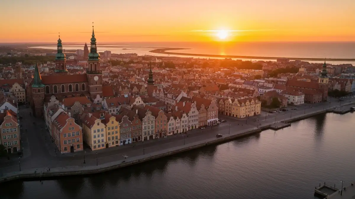 Widok na Stare Miasto Gdańsk z Ratuszem Gdańskim i Fontanną Neptuna, panorama zabytków nad Motławą