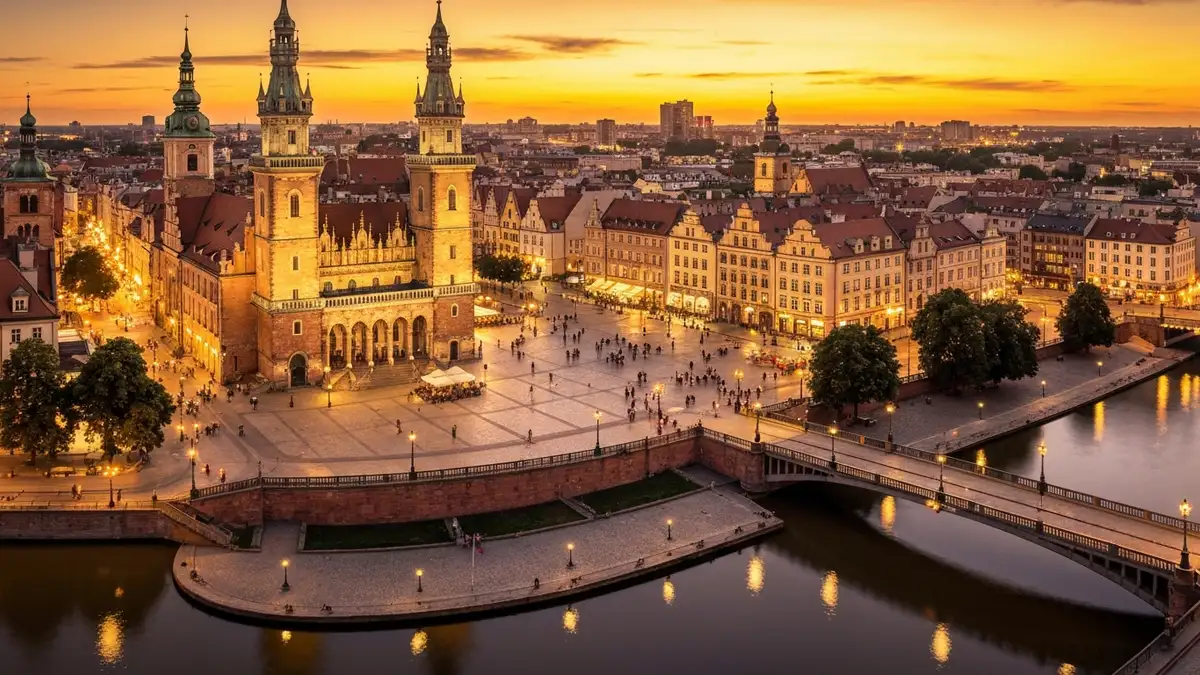 Wrocław Stare Miasto z Ratuszem oświetlonym w nocy, widok ogólny z motywami mostów